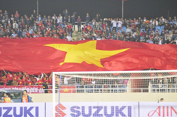 Lá quốc kỳ Việt Nam rất lớn trên khán đài cổ vũ cho thầy trò HLV Miura.