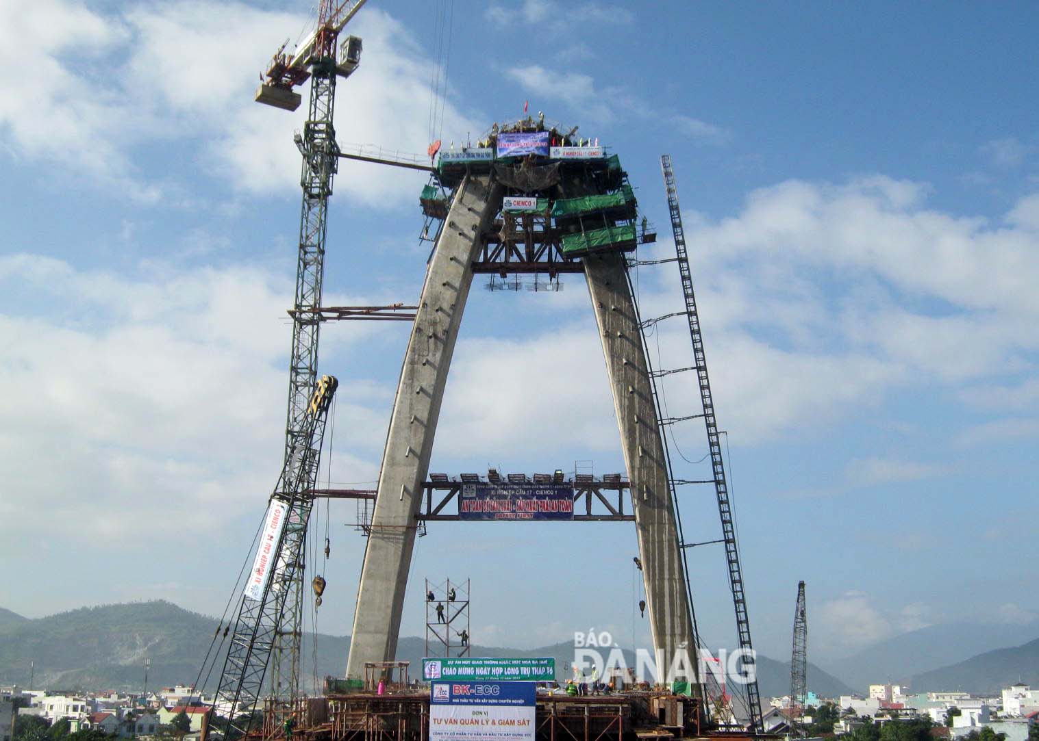 Trụ tháp chính T6 của dự án Nút giao thông ngã ba Huế được hợp long vào ngày 23-11-2014