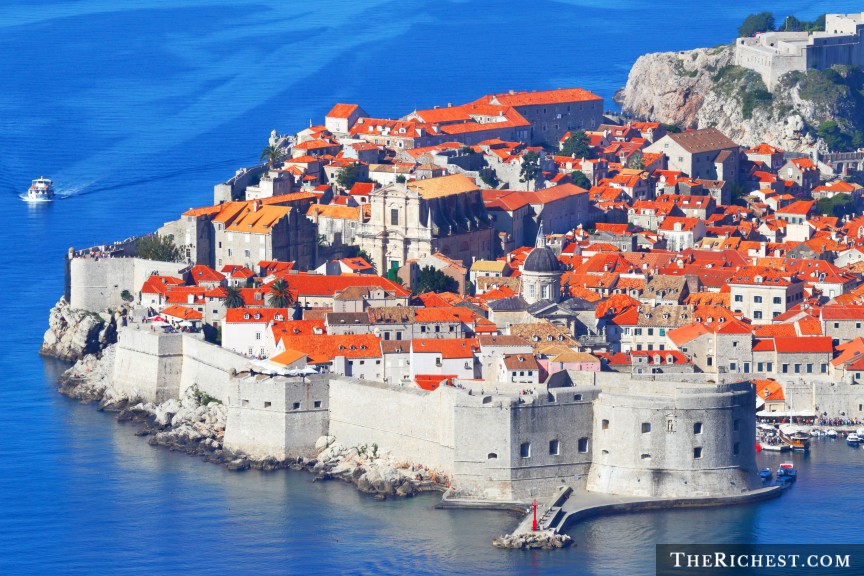  Thành phố Dubrovnik được mệnh danh là “hòn ngọc của biển Adriatic”.