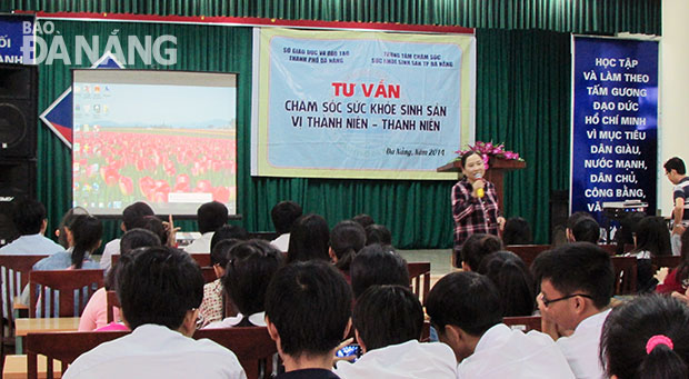  Một buổi tư vấn cho sinh viên của Trung tâm chăm sóc sức khỏe sinh sản thành phố Đà Nẵng. (Ảnh do trung tâm cung cấp)
