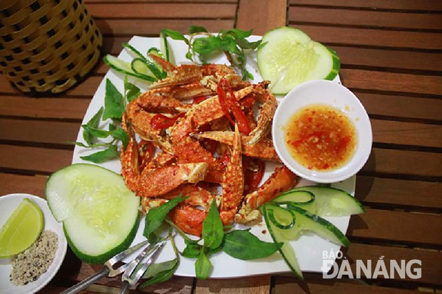 Món càng ghẹ rang muối ớt hấp dẫn tại quán Ốc Sài Gòn  trên đường Quang Trung.  Ảnh: H.L