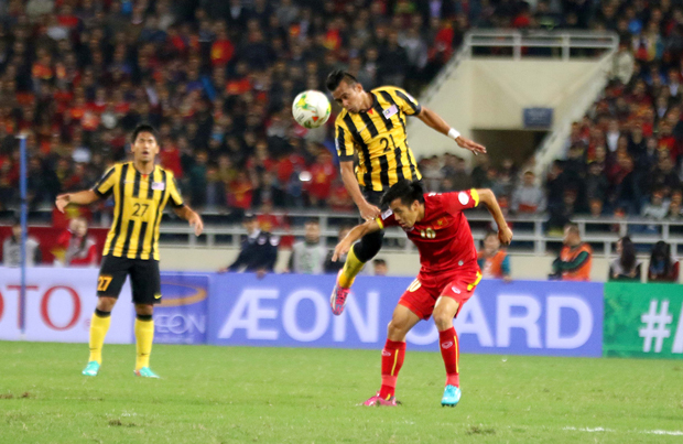 Quá nhiều sai lầm khiến đội tuyển Việt Nam (áo đỏ) phải chịu một trận thua quá bất ngờ trước Malaysia ngay tại Mỹ Đình. 	              Ảnh: MINH HOÀNG