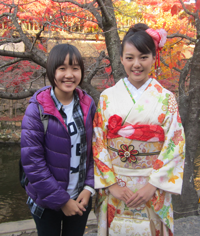 Trần Thủy Tiên (bên trái) trong chuyến đi sang Nhật tham dự cuộc thi hùng biện Quốc tế 2014.