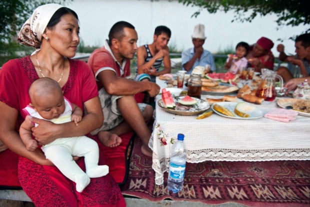 Bữa ăn chính của một gia đình ở Kyrgyzstan được đánh giá là khá chất lượng. Tuy nhiên, số liệu của FAO cho thấy, có đến ¼ trẻ em dưới 5 tuổi trên toàn thế giới còi cọc do suy dinh dưỡng mãn tính.