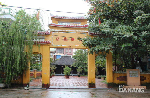 Cổng tam quan gồm một cửa chính và hai cửa phụ. Toàn bộ cổng có chiều dài 6m, cao 5m, dưới diềm mái cửa chính có đắp nổi 4 chữ Hán, được dịch là “Hải Châu Chánh Xã”. Ảnh: TRÂM ANH
