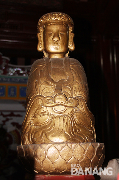Tượng Phật được tạc từ gỗ mít trên 100 tuổi. Ảnh: TRÂM ANH 