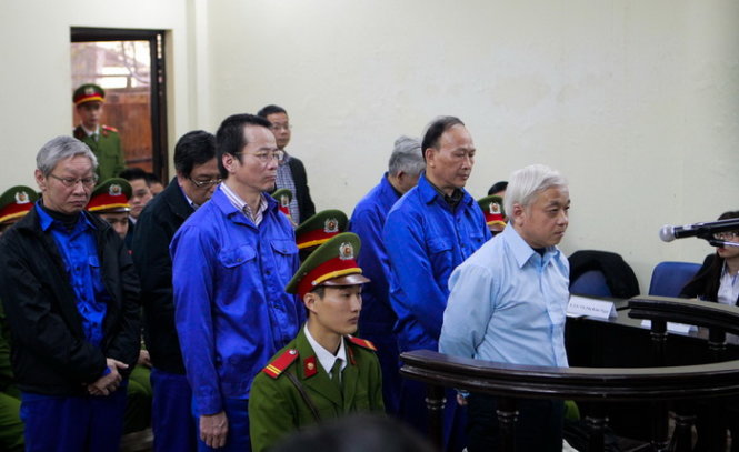 Nguyễn Đức Kiên và các đồng phạm chờ nghe tòa tuyên án - Ảnh: Nguyễn Khánh