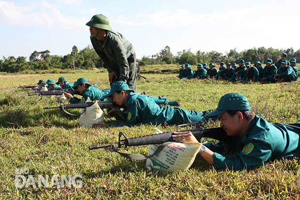 Dân quân Đà Nẵng huấn luyện bắn súng.
