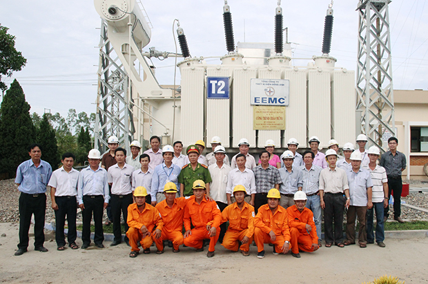 Gắn biển công trình “Nâng công suất TBA 110kV Cầu Đỏ” chào mừng 60 năm Ngày truyền thống ngành Điện Việt Nam (21-12-1954 – 21-12-2014).