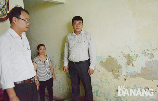 Lãnh đạo Mặt trận phường Thọ Quang và đại diện Công ty CP Cảng tổng hợp dịch vụ dầu khí Sơn Trà đến thăm nhà chị Duyên Anh (giữa) trước khi hỗ trợ xây mới căn nhà.
