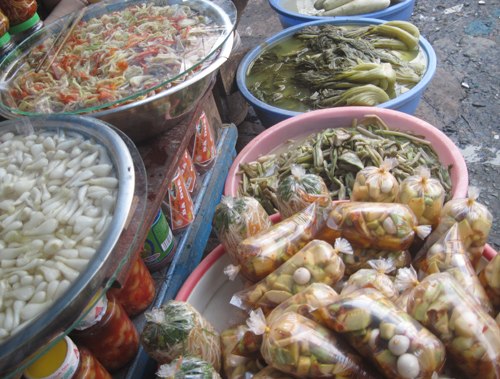 Nhiều món dân dã đậm chất Quảng được bày bán nhiều trong chợ Bà Hoa. Ảnh: Tiêu Phong