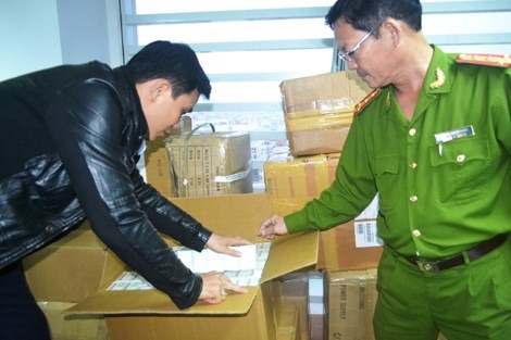 Cơ quan công an kiểm tra số thuốc tân dược nghi nhập lậu từ Trung Quốc về. 