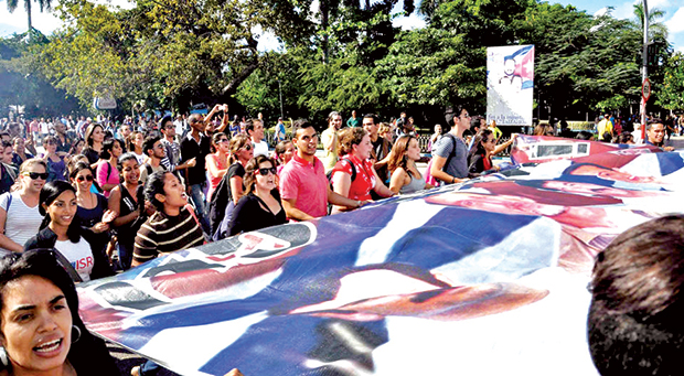 Sinh viên Cuba diễu hành trên đường phố Havana, vui mừng trước việc bình thường hóa quan hệ với Mỹ.		                                  	           Ảnh: AP