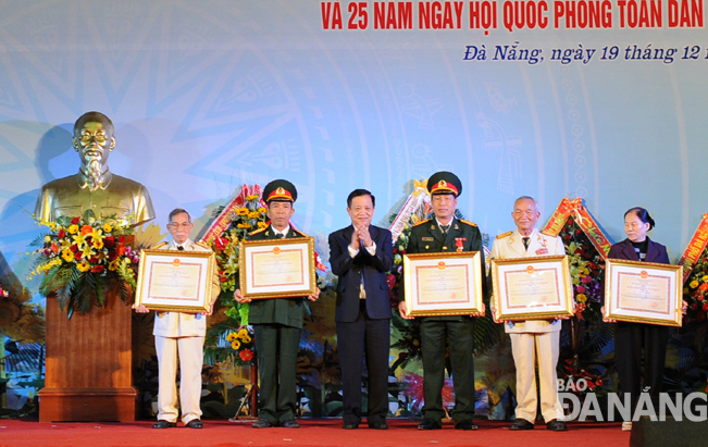 Bí thư Thành ủy Đà Nẵng Trần Thọ thừa ủy quyền của Chủ tịch nước trao Huân chương Bảo vệ Tổ quốc hạng Nhất cho các cá nhân.