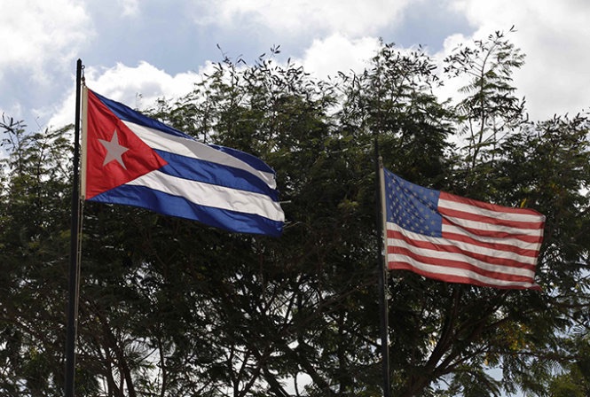 Cờ Cuba và Mỹ cùng tung bay ở thủ đô Havana - Ảnh: Reuters