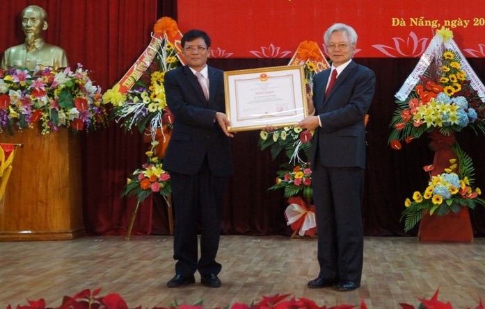 GS.TS Tạ Ngọc Tấn (bên trái) trao Bằng khen của Thủ tướng Chính phủ cho Học viện Chính trị khu vực III