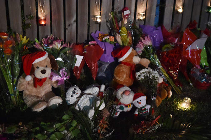 Người dân trong vùng đã đem nhiều đồ chơi tới đặt tại ngôi nhà nơi 8 em nhỏ bị thiệt mạng hôm 19-12-2014 tại ngoại ô thành phố Cairns, bang Queensland, Australia.  Ảnh: AFP