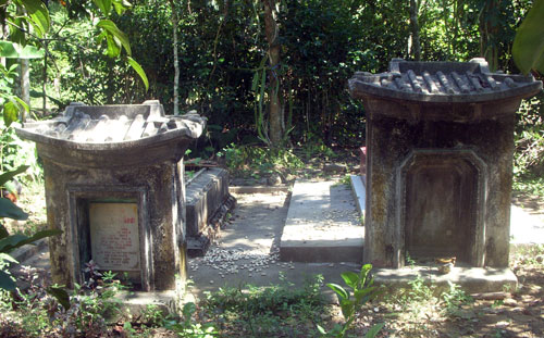 Mộ cụ bà thân sinh (trái) và mộ vợ cụ Huỳnh tại xã Tiên Cảnh