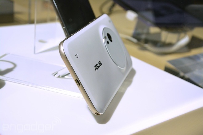 Bên cạnh đó, nhà sản xuất tới từ Đài Loan còn trình làng chiếc smartphone sở hữu ống kính Zoom quang học mỏng nhất thế giới mang tên Zenfone Zoom. Ngoài cấu hình mạnh, model này được Asus đầu tư nhiều vào khả năng chụp hình với camera 13 megapixel, ống kính f/2.7-4.8, đèn Flash 2 Tone cùng với cảm biến lấy nét bằng Laser. Tuy nhiên, Zenfone Zoom sẽ có mặt trên thị trường vào quý II/2015, muộn hơn Zenfone 2 (tháng 3/2015).