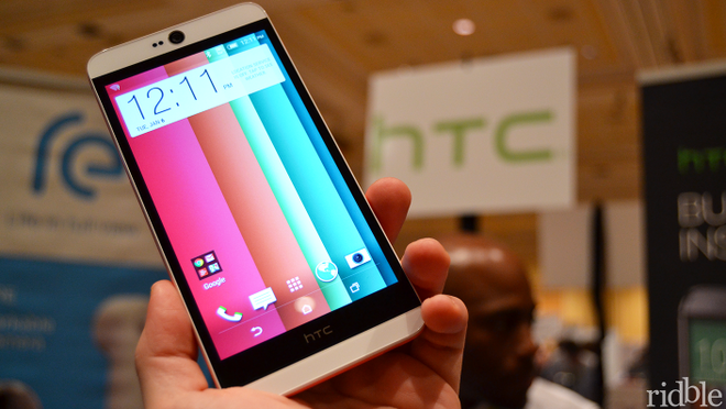 Không đem đến CES 2015 smartphone cao cấp dòng One được đồn đoán với tên mã Hima, HTC tiếp tục thể hiện mối quan tâm đặc biệt với dòng smartphone chuyên selfie khi tung ra Desire 826. Đây có thể coi là một bản sao của Desire Eye về thiết kế khi ngoại hình giống hệt, nhưng màn hình 5,5 inch rộng hơn và sở hữu camera trước 4 