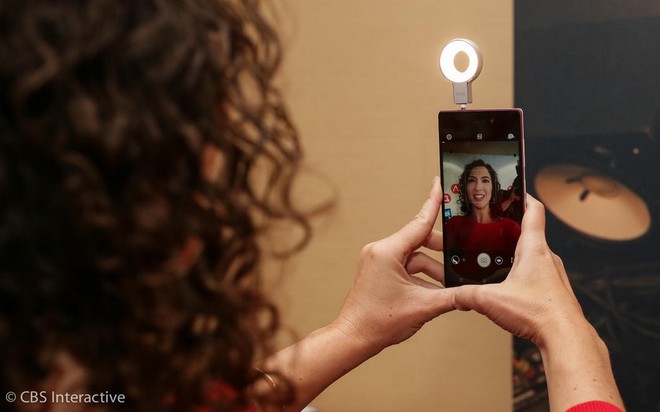 Giống như HTC, Lenovo cũng đem đến CES 2015 một selfie-phone mới. Ngoài camera trước 13 