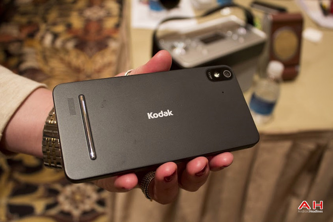  Kodak đánh dấu việc gia nhập làng điện thoại tại CES 2015 với màn ra mắt của smartphone đầu tiên mang tên IM5. Dù nổi tiếng trong lĩnh vực máy ảnh và thiết bị ảnh, Kodak IM5 không có nhiều điểm nổi trội ở camera và tính năng chụp hình. Máy chạy Android với màn hình 5 inch độ phân giải HD.  Triển lãm điện tử tiêu dùng CES 2015 tại Las Vegas (Mỹ) diễn ra từ 6 đến 9/1.