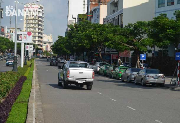 Ra khỏi sân bay là con đường Nguyễn Văn Linh thẳng tắp sẽ đưa du khách tới các điểm du lịch của thành phố.