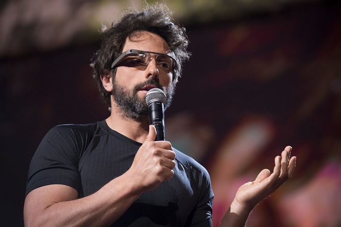 Nhà sáng lập Sergey Brin đeo Glass trong một buổi trò chuyện tại hội thảo TED