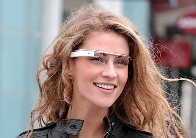 Google từng tham vọng biến Glass thành một sản phẩm thời trang, nhưng sự thật là chiếc kính này vẫn quá kỳ cục và thô.