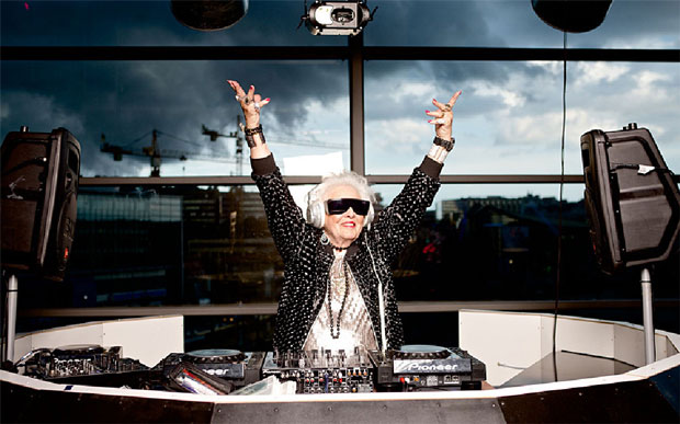 Bà Ruth quyết định trở thành DJ trong các hộp đêm ở tuổi… 68. Bà không thể chịu nổi cảnh cô đơn sau khi chồng qua đời. 2 năm qua, bà đã làm DJ 80 lần trong các hộp đêm ở London, Ibiza, Paris, New York, Los Angeles và Tokyo.