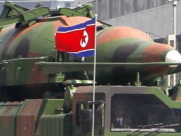 Một tên lửa hạt nhân được diễu hành trong một buổi lễ ở Bình Nhưỡng. (Nguồn: AP)