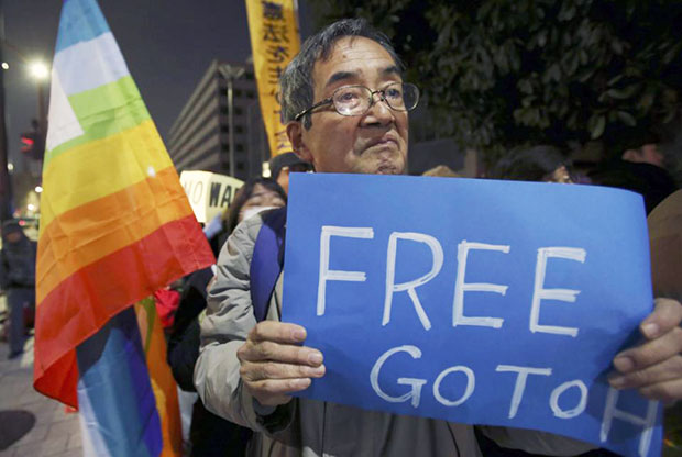 Những người phản đối Thủ tướng Shinzo Abe tham gia cuộc tuần hành trước văn phòng của ông ở Tokyo. 					Ảnh: AP