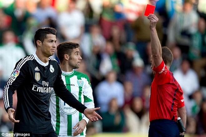 Ronaldo lĩnh thẻ đỏ.