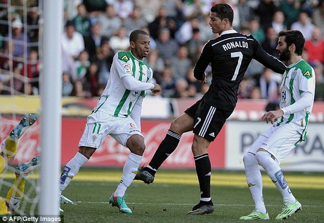 Ronaldo đá vào chân Edimar Fraga.