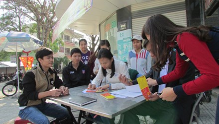 Sinh viên các trường ĐH tập trung tại điểm phát vé để được nhận vé xe miễn phí