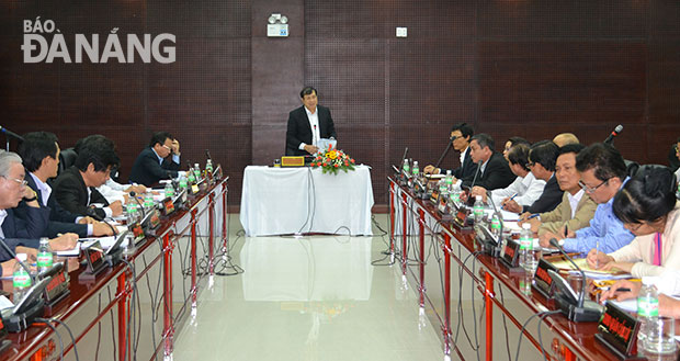 Chủ tịch UBND thành phố Huỳnh Đức Thơ kết luận cuộc họp giao ban.               Ảnh: VIỆT DŨNG
