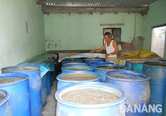 Mùa Tết, những người làm nghề mắm ở Nam Ô luôn trữ một lượng lớn mắm trong nhà.