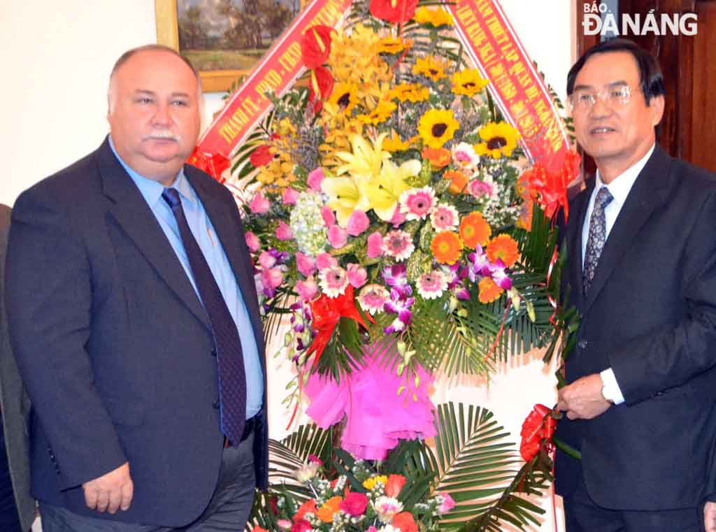 Phó Chủ tịch UBND thành phố Phùng Tấn Viết tặng hoa và chúc mừng Tổng Lãnh sự quán Nga tại Đà Nẵng.