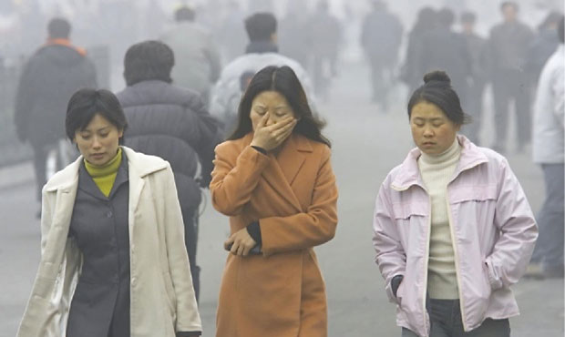 Từ tháng 9-2013, chính quyền Bắc Kinh đặt mục tiêu tới hết năm 2014 sẽ giảm 5% tỷ lệ hạt vật chất 2,5 – chất nguy hại nghiêm trọng tới sức khỏe con người – trong không khí nhưng cuối cùng chỉ được 4%.