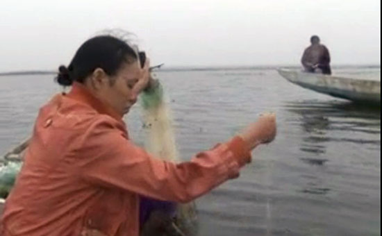 Mùa lũ, những nông dân vùng Càng trở thành những ngư phủ sát cá. 