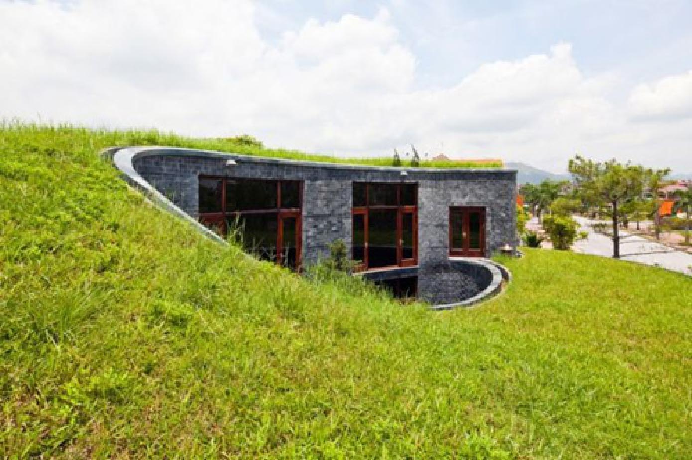 Ngôi nhà đá có mái cỏ ở Đông Triều, Quảng Ninh.