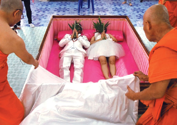Đôi nam thanh nữ tú người Bangkok (Thái Lan) quyết định thực hiện nghi thức đám cưới của mình bằng cách... nằm trong quan tài.