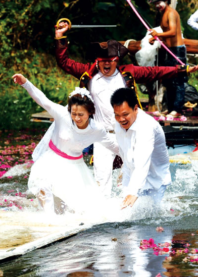 Một đôi nam nữ Thái Lan khác tổ chức đám cưới nhân ngày Valentine bằng cách nhờ một người đóng tên cướp rượt đuổi hai người.