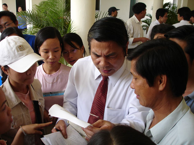 Bí thư Thành ủy, Chủ tịch HĐND thành phố Nguyễn Bá Thanh trong một lần tiếp xúc công dân.