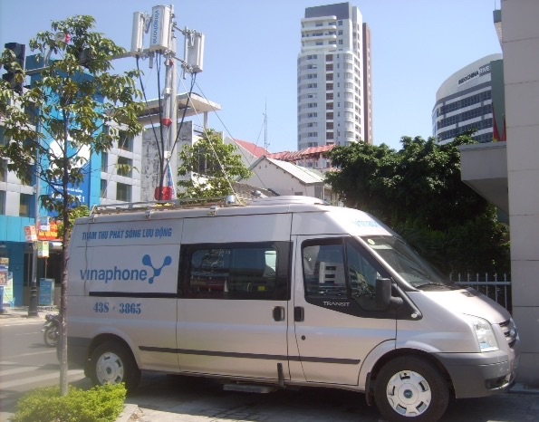 Các mạng viễn thông đều sử dụng thêm các xe phát sóng phục vụ ở các khu vực đông dân cư trong dịp Tết Ất Mùi để chống nghẽn mạng