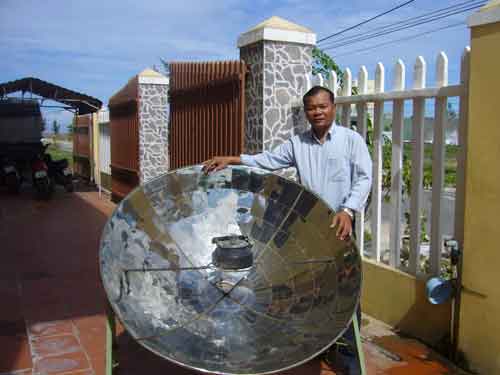Nguyen Tan Bich and his parabolic solar cooker