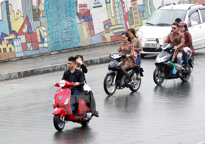 Hình ảnh vi phạm luật giao thông phổ biến trong những ngày tết Ất Mùi cổ truyền ở Việt Nam. 