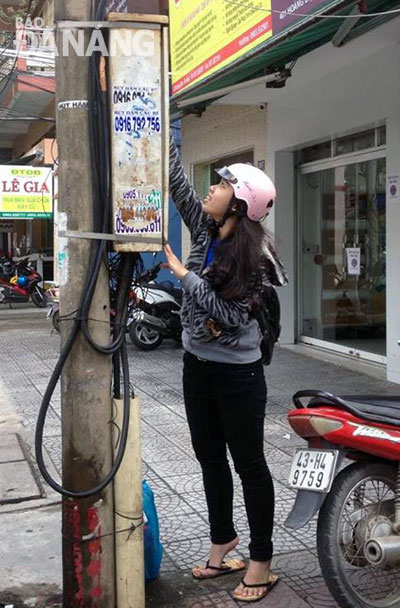Mỗi người dân trên địa bàn quận Hải Châu hằng ngày tẩy xóa quảng cáo gây mất mỹ quan ngay trước nhà.