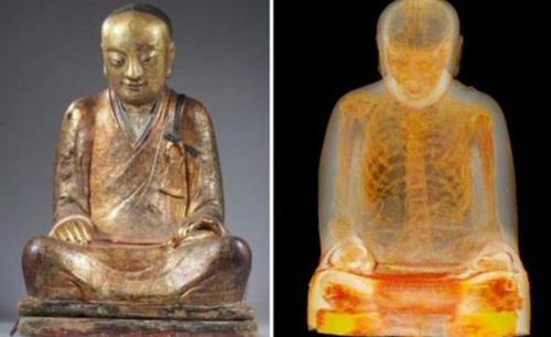 Bức tượng Phật và xác ướp bên trong. Ảnh: Drents Museum