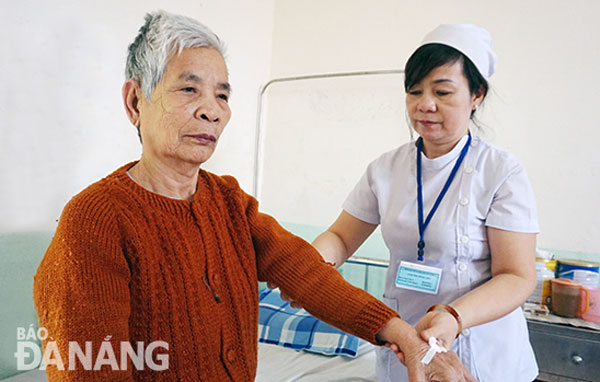 Mong ước lớn nhất của chị Lâm Thị Minh Liên là bệnh nhân mau khỏi, đi lại được.